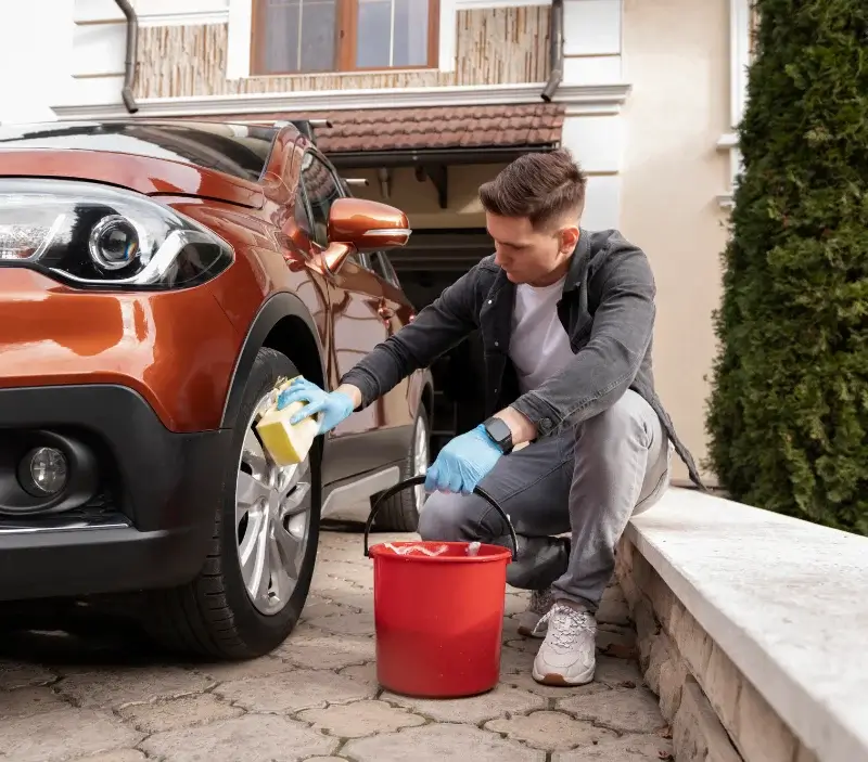 Lavage auto à domicile Saint-André-de-Boëge : professionnel intervenant sur un véhicule